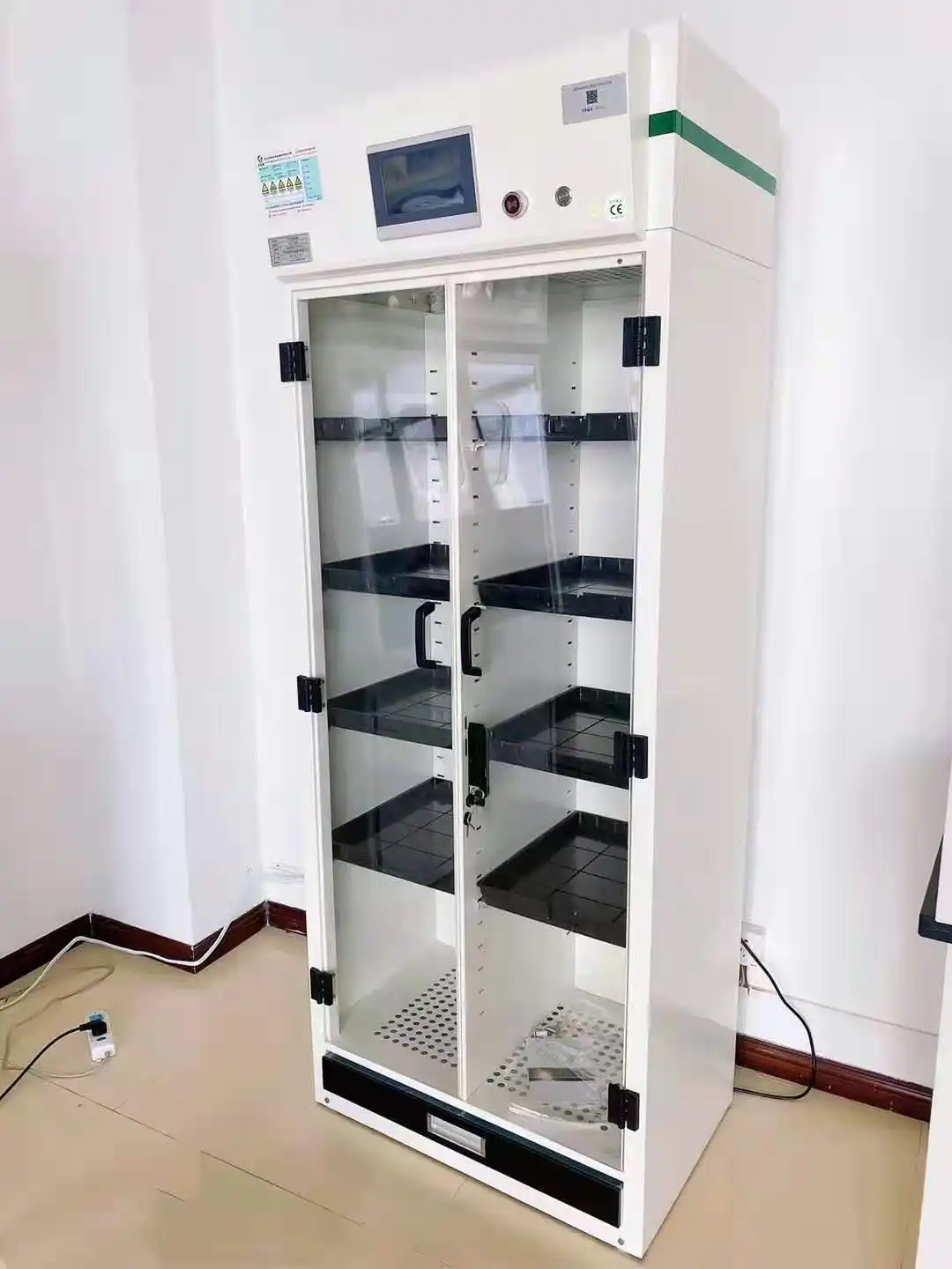What are the requirements for a flammable storage cabinet?